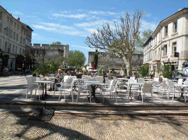  les remparts vus depuis la place Crillon